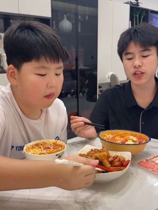 俺家两个孩子最喜欢吃的无骨鸡爪,一吃一个不吱声吃了还想吃,这道硬菜一天不吃流口水,大人小孩都喜欢吃!满山馋椒麻大杂烩无骨鸡爪贡菜三角骨真是特别好吃,很筋道没有腥味#无骨鸡爪 #妈呀太香了#好吃到停不下来 #大人孩子都爱吃 #抖音美食推荐官