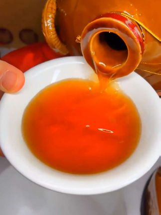 喜欢喝黄酒的朋友看过来!会稽山唐宋典藏黄酒可是正宗的绍兴黄酒,一箱里有六坛,每一坛都是足足三斤的五年陈酿。纯粮酿造的黄酒喝起来口感特别醇厚,粮食香味很浓,而且度数不高,非常适合边聊天边小酌。这么好的黄酒,不管是自己喝还是送朋友都很合适。#纯粮酿造#好喝不贵 #绍兴黄酒#男士神仙单品#黄酒