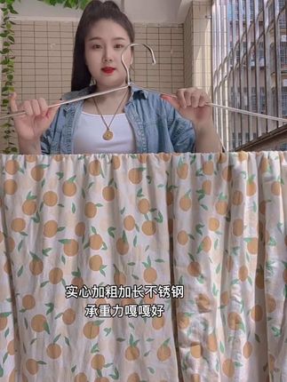 家里晒床单被套用这个#大衣架 不仅干得快还不占空间,防滑防风 非常结实好用!!#晾床单大衣架#方便又实用#超便宜超划算