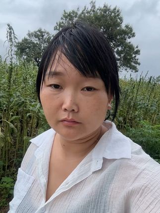 万物生长靠太阳,可是我能靠谁啊,父母的孝道没有进到,孩子的成长的责任我没有完成,我有啥理由去连累她们,除了自己坚强别无选择