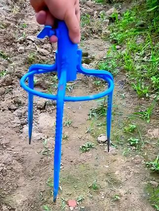 瞧见没?把它直接往地里一插,这就是新型遮阳伞三角固定支架,插入伞柄,再拧紧固定螺丝,大伞便能牢牢固定,无论在地里干活还是去野外钓鱼,都非常方便好使!#太阳伞固定支架#三角固定支架 #生活好帮手