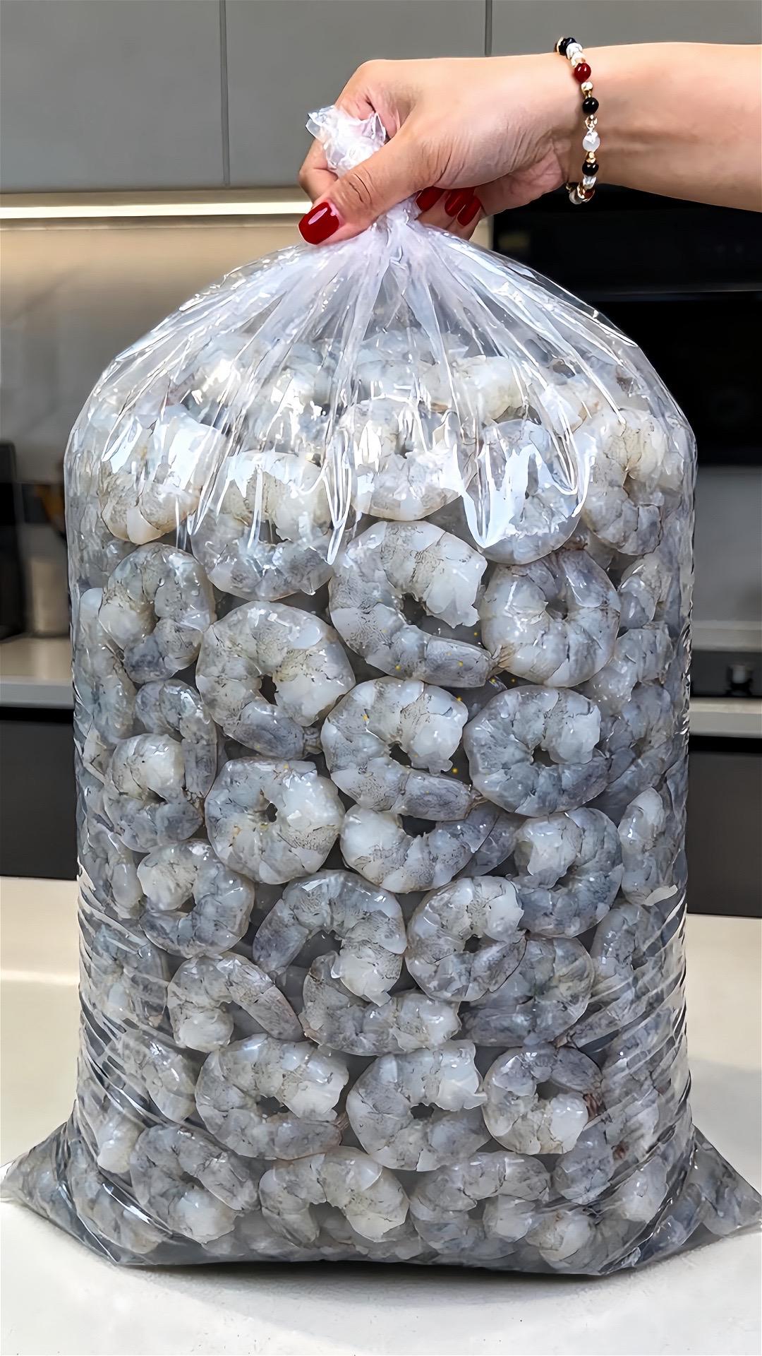 挑虾仁就怕麻烦,这个开背去虾线都弄好了,直接用特别方便。个头均匀,看着就讨喜,下锅翻炒几下就熟,吃起来Q弹有劲儿,鲜味儿一点没跑,不爱做饭的也能轻松搞定。#虾仁 #巨量算数助手#无限回购的宝藏单品 #在抖音入手的好东西#大暑消夏开吃啦