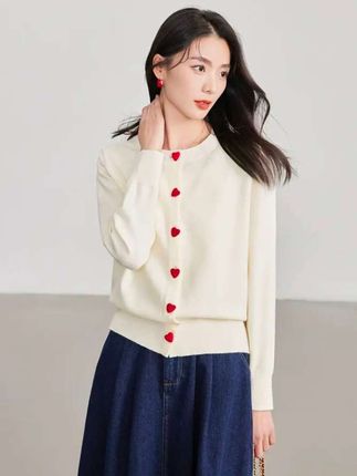 白色薄款针织开衫女显瘦小衫新款春季爱心扣子上衣 #针织开衫 #显瘦小衫 #百搭上衣 #时尚穿搭 #谁穿谁好看