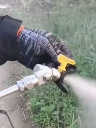 喷涂机喷枪活接,防止管子打结连接机器管子不打结,旋转接头#高性能实用工具 #喷涂机万向接头#管子不打结#万向旋转 #省时省力 @D0U十小助手