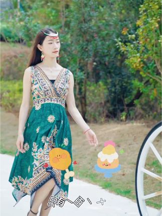 “罗衣何飘飘,轻裾随风还。”步履间尽显优雅,如诗如画。🍃👗 #民族风穿搭 #夏日风情#高级感穿搭 #旅游穿搭攻略 #异域风情服饰