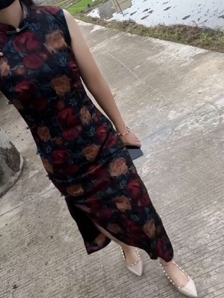 越来越喜欢一个人独处,享受那份安静,遇到不喜欢的人和事,多一句都不想说……很多事看淡了!不想去了解别人,也不想被别人了解。#穿搭 #气质穿搭 #优雅气质 #新中式穿搭 #旗袍