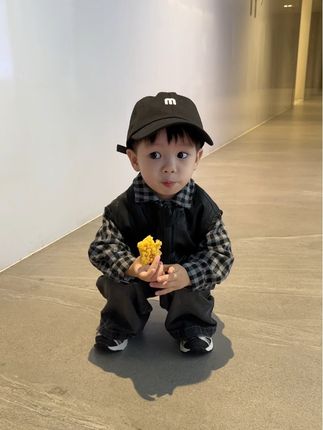 虽然他小小的 但是他是我的情绪疏导者 是我细碎生活里的一道光 我没想到小小的他 有一天也会是我的好朋友 #高品质童装 #潮童穿搭 #童装上新 #陪你长大 #人类幼崽