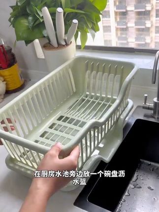 厨房水池旁边放一个这样的#碗盘沥水篮更多 洗好的碗筷放进去沥水,干净又卫生,太方便啦!#沥水篮 #厨房好物#实用好物#沥水架