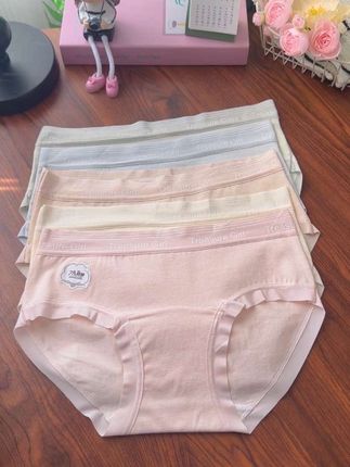 你有多久没给女儿换内裤了?久穿不换真的很脏的,女儿长大了,不能再穿小童内裤了,芬腾可安这款专为发育期女孩设计的,A类纯棉的面料,更柔软亲肤更透气,给孩子穿特别放心!弹力大不夹屁屁,运动自如无束缚感,女儿穿一次就爱上了,一组5条,快给宝贝安排一组吧!#贴身衣物 #女童内裤 #女童短裤 #女孩内裤推荐#面料柔软舒适