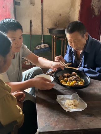 又到吃板栗的季节了 今天给爸爸妈妈买的猪脚炖板栗子吃。 住在这大山里生活比较简单。很多人问我为什么选择留在家里,你们也看得到啊,我爸我妈年纪比较大了,加上我妈妈也没办法,沟通也没办法交流。我也想个出去闯一闯,但是父母没办法选择。#板栗子 #生活 #父母 #农村 #种草激励计划