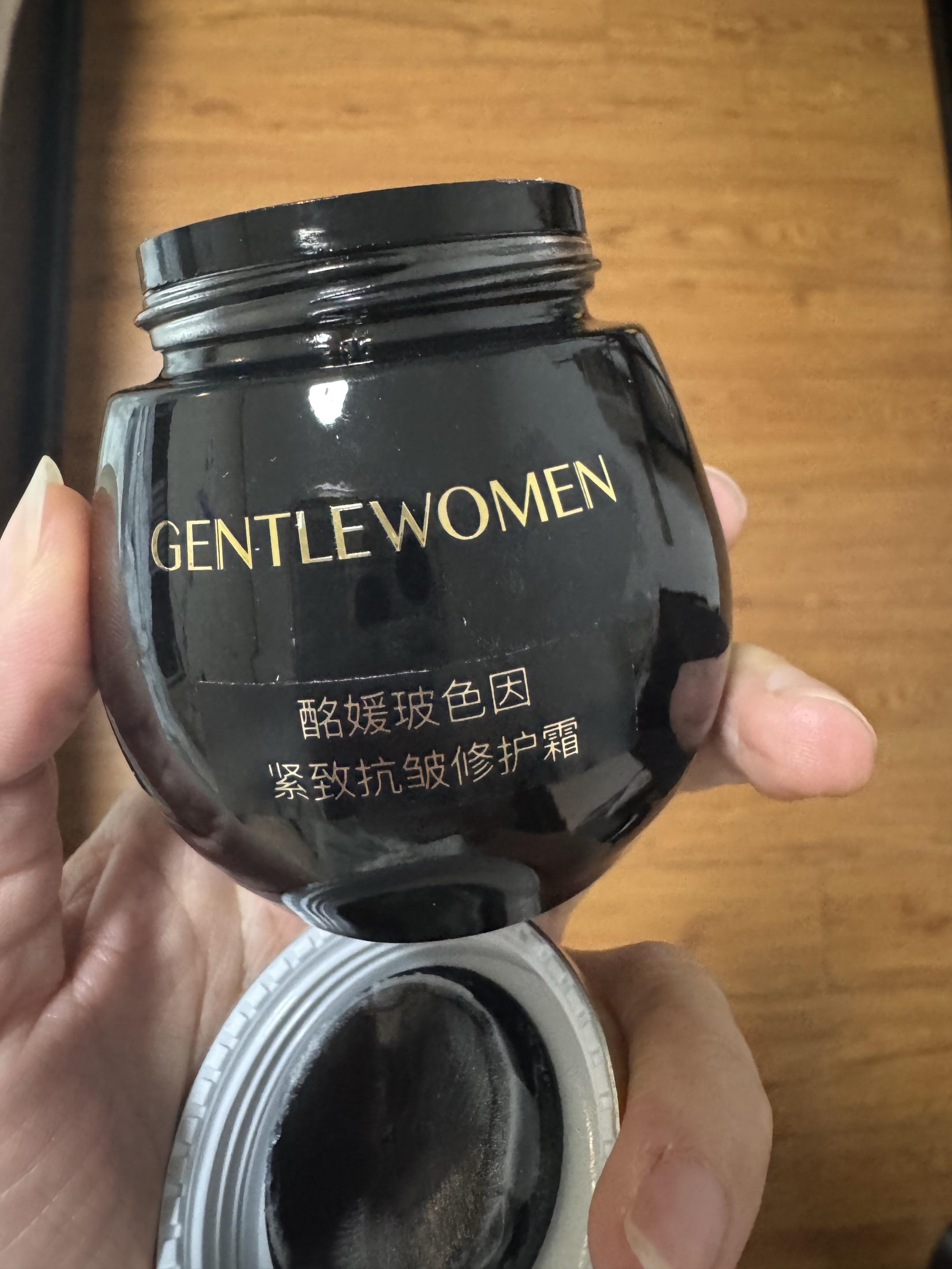 暴躁姐,真的是实在,满满的一罐没有一点空间的,这是涂了几次的量去了,质地非常非常细腻温和,我也是做了十几年Y美的人,用过成千上百的护肤品,她这个真是的亲民的产品,效果不错,苗苗做事还是很给力,推荐给集美们了#我在抖音买买买