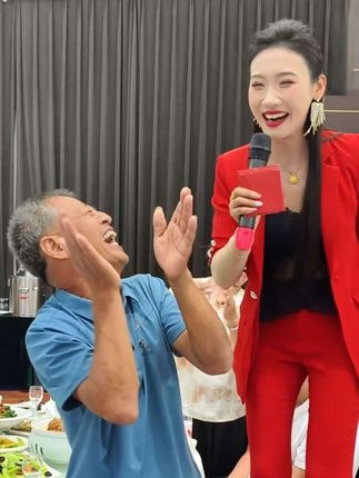 调戏大爷上瘾#热门 #情感 #精彩片段 #搞笑 #治愈系笑容