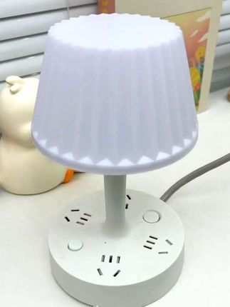我也是去了邻居家才知道还有这种台灯,它的四周都是插座,两孔三孔的都能用,灯光有三种颜色可以自由调节,也可以单独关闭。把它放在书桌上,可以给手机充电,还能当做小夜灯,非常方便实用。而且它材质厚实,质感很好,赶紧给你家也备上一个吧!#床头灯#台灯插座#小黎食满多 #夜灯插座#LED护眼灯