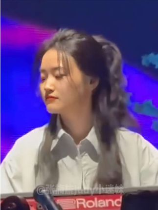 刀郎演唱会现场,张旖旎跟着节奏摇头晃脑太可爱啦。#张旖旎 #人美心善 #序曲