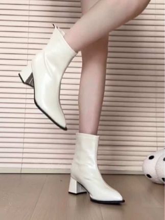 气质白月光短靴!!好有韩剧女主氛围感啊!!颜色好温柔好温柔~~!!配大衣很韩的感觉!!#哎呦喂你鞋真好看 #短靴#瘦瘦靴#时髦感穿搭 #穿出高级感