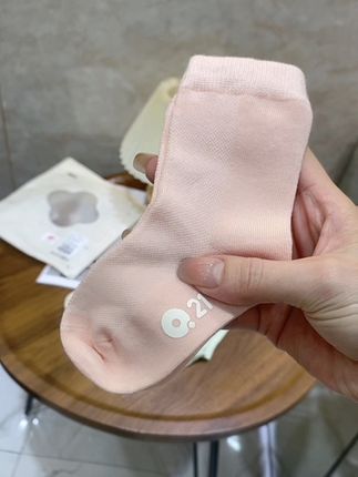 妈妈们,#Q21 的中筒网袜现在竟然才这个价,还是7A抑菌的,我女儿穿着也不会有难闻的味道,还是添加了莱赛尔,穿一天脚底也是干干爽爽#轻薄透气 #透气舒适 #贴身衣物 #儿童袜子