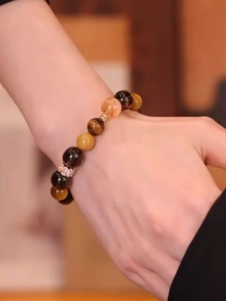 有一个富婆闺蜜是什么感受呢? 她说让我也戴一下这个金霸大综合手串!听说很有什么的! #金霸大综合 #手串 #水晶手链 #送闺蜜礼物 #水晶的能量