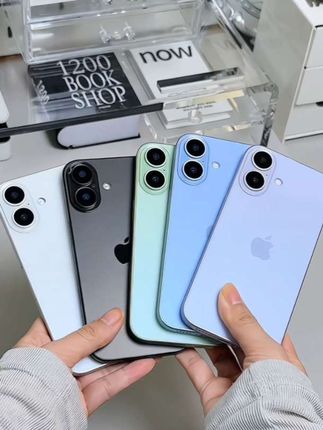 #晒晒我的新iPhone 蹲了一年,iPhone 17没让我失望! 心心念念的iPhone 17终于到手啦,上手体验超绝,必须安利! 这次屏幕升级真的戳我,6.3英寸搭配120Hz高刷,画面丝滑,滑动超顺畅,户外3000尼特高亮度,强光下屏幕内容也清晰可见。A19芯片性能强劲,日常使用、玩游戏都流畅不卡顿。 拍照方面,前置1800万像素镜头,自 拍好看;后置主摄4800万像素,色彩还原度超高,拍景、拍人都很出片。40W快充超给力,电量焦虑拜拜,256GB起的内存也超有诚意! #iPhone17购买推荐排行榜 #iPhone17还没到手机装备先到了 #iPhone17首发抢购攻略 #iPhone17系列开售