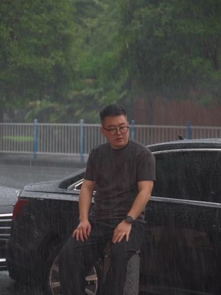 乖乖 是雨忽然冷的让人心情低落,还是原本心里装着许多不尽人意的事情”一定要努力 不能忘记大雨滂沱无人为你撑伞的日子。#有人在等雨停有人在等雨伞 #情感 #爱笑的佳源