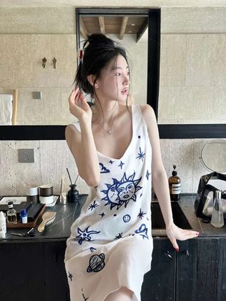 夏日晚风里的小浪漫~,这件V领睡裙太懂氛围感了,复古刺绣爬满肩颈,印花藏着小心思,居家穿是慵懒感,搭件开衫出门也很可,小众设计不撞款,透气料子贴身穿超舒服,夏天就该这样自在又好看呀#睡衣家居服 #优雅气质 #夏天该有的样子 #在家也要美美哒 #谁穿谁好看