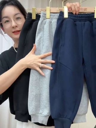 #潮童穿搭 孩子上学穿这条裤子简直帅炸了!多多家春秋款运动风卫裤,贴标设计超酷炫,还是加厚不加绒的款式,穿上特别暖和。#运动裤 #中大童搭配 #高品质童装 #百搭裤子