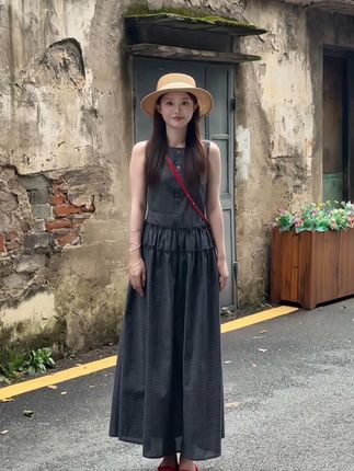 姐妹们夏天都给我去穿这件小裙子!这个baby蓝真的太显白了,穿上就是那种很清纯很干净的感觉。版型是宽松的,梨形身材也可以放心穿,随便搭个包包或者披肩就能美美哒!#气质仙女裙穿搭 #梨形身材穿搭 #度假穿搭 #夏日穿搭 #无袖连衣裙