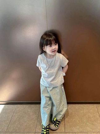 挖到宝了!小思家这套韩系套装绝了 宝妈们看过来👀小思家这套2025夏季新款套装,谁买谁夸! 简约风短袖上衣,搭配韩版宽松圆点休闲裤,干净又洋气,穿上秒变街头韩系萌娃,日常出街回头率超高! 透气面料,柔软亲肤,夏天穿清爽不闷热,孩子尽情跑跳也舒服。无论是幼儿园活动还是周末出游,都轻松拿捏🤌 快给宝贝安排上,这个夏天美美的! #女童套装 #2025夏装新款 #韩系穿搭 #小思家童装