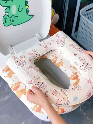 【马桶垫,给日常如厕一份不将就的舒适】 冬夜落座不再瑟缩,清晨起身少了冰凉——这小小的马桶垫,藏着对细节的贴心关照。亲肤面料软而不塌,贴合马桶圈弧度,久坐也透气不闷,肌肤触到的都是温柔。 安装方便,一铺即稳,各种马桶型号都能适配;防水表层耐脏易擦,污渍一擦就净,打理起来超省心。居家备上,让每个如厕瞬间都舒心自在;出门带片便携装,陌生环境也能坐得安心。 它不争不抢,却用恰到好处的温暖,抚平生活里那些不起眼的小尴尬,让寻常日子多了份稳稳的妥帖。#马桶垫 #居家好物 #卫生间好物 #生活用品