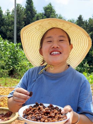 #快乐的童年最美好的时光 乡下的土枣子还人记得吗?枣子干虽然很小但是很香。三晒三蒸的#家乡特产 #枣子干