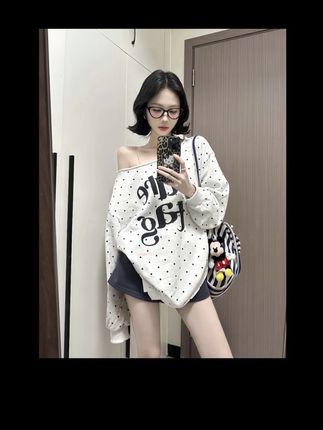 花生酱 复古斜肩辣妹白色波点字母印花长袖卫衣女秋宽松上衣#斜肩 #复古 #卫衣 #宽松 #上衣
