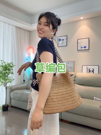 真的爱惨了这款草编包,太漂亮了,夏天去海边或者水上乐园玩的时候,背这种编织包包真的很出片,它是这种草编的面料,阳光下看起来就很洋气,而且空间很大,很能装,像我们平时出门带的遮阳伞、防晒霜还有手机充电宝都能放得下,关键是它还特别百搭,不管你是穿裙子还是穿t恤都很好看。#百搭包包 #优雅气质 #草编包 #手提包#沙滩包