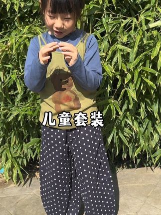快给你家的小公主安排一套这样的童装吧!这套童装是韩版的风格,穿上特别的洋气,而且它是针织的面料,非常的柔软舒服,宝宝穿着它不会觉得扎皮肤,整套衣服都是很休闲的风格。