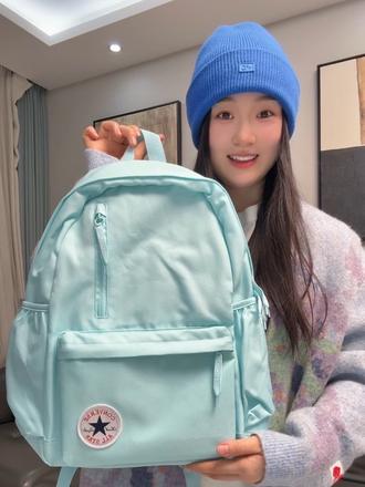 我买的是浅湖蓝,这个颜色真的巨显白#匡威双肩包 #书包 #双肩包 #开学必备 #背包