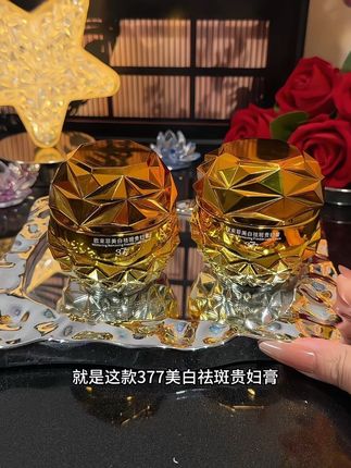 自从用了这款#贵妇膏 在不用左一层气垫右一层粉底液了,真的很不错!还#防水防汗不脱妆