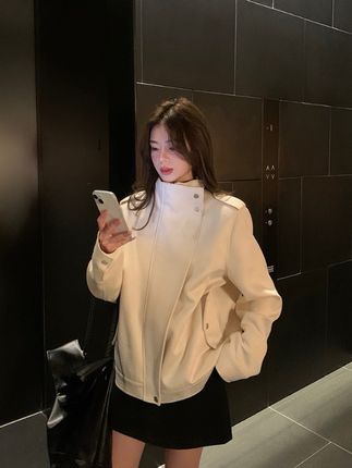 米白色麂皮外套女秋季新款2025设计感机车风宽松 #新款上新 #宽松百搭上衣 #设计感穿搭