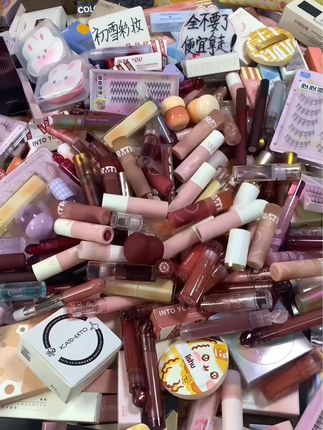 来呀！赶快来！超多的化妆品什么都有～ 早上7.30开始，各种美妆都有，公主们快 直接拿走！#平价彩妆 #粉底液 #唇釉 #假睫毛 #粉饼