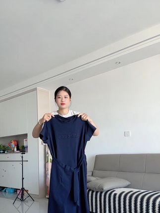 夏天来了,怎么能少了一条好看的连衣裙,这条连衣裙特别减龄,而且很百搭,假两件的设计,穿起来很有层次感,还做了很多精致的小细节,面料也很舒服#大码连衣裙 #夏天穿搭 #胖女孩穿搭