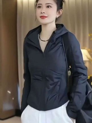 2025年新款夹棉连帽短外套女修身气质小个子洋气轻薄夹克小棉袄#洋气减龄 #面料舒适透气 #保暖又好看 #气质穿搭