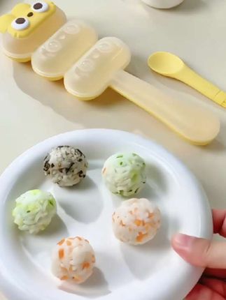 摇摇乐饭团模具 家里小朋友不爱吃饭的,快来试试这个饭团摇摇乐,把米饭放进去,就这样摇一摇,一个好吃又好玩的饭团就做好了! 食品级材质没有异味,用它做的饭团不仅好看好吃,还很有仪式感,孩子一口一个,好吃到停不下来,而且很好清洗,水一冲就干净了,真的很不错哦#宝宝餐具 #辅食分享 #饭团模具 #宝宝好物推荐 #宝宝营养辅食