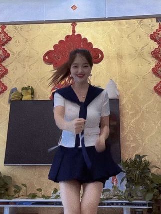 姐妹们杏色的我也买回来了,又辣妹又显身材的学院风三件套,上身一整个哇塞住了真的好好看特别减龄!#学院风套装#減龄穿搭#女装测评#时髦精的ootd#学院风三件套