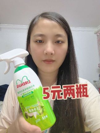 #创作灵感 #必备 #每日分享 #日常生活 你知道吗?家里的冰箱啊,超过三个月不清洗,里面细菌数量比马桶还多。要想吃的放心,就需要定期给冰箱做清洁,清水是擦不干净的,要用这种专门的冰箱清洁剂,它不仅可以清洁脏污,还能抑菌。关键啊,还是植物配方的,用起来很放心,快给你家冰箱也安排上吧!