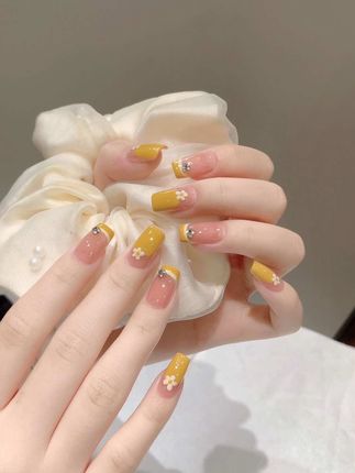 时尚又不会过时的姜黄色和豆浆白不管怎么搭都非常好看 #显白美甲 #美甲分享 #美甲 #仙女必备 #美甲小汤圆