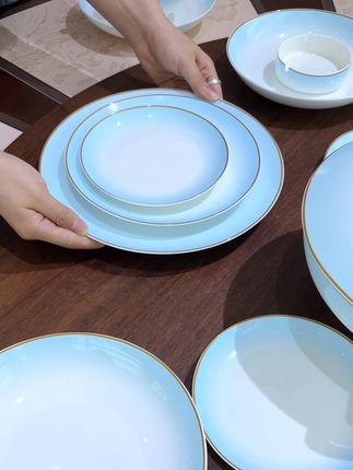 给新家准备一套颜值超高的骨瓷餐具,渐变蓝色真的好高级#乔迁礼物 #餐具控🤣 #乔迁用品 #骨瓷餐具 #景德镇陶瓷