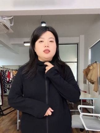 桑蚕丝赋予的柔滑垂坠感,竹纤维的天然凉感,再加上棉的温润,贴肤穿太舒服。低调显品位,随便搭都有高级感。姐姐们平时买外套最看重面料还是版型?下方评论区告诉我哦~