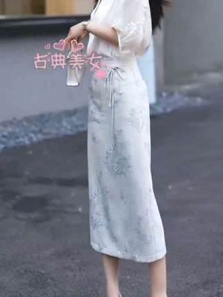 高腰包臀裙压花缎面A字裙2025新款百搭新中式气质半身裙#半身裙#中长裙#裙子#小香风#裙子