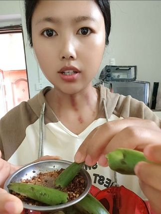 我家姑娘也跟我一样喜欢吃酸的#羊排果 #酸酸辣辣 #小时候的零食