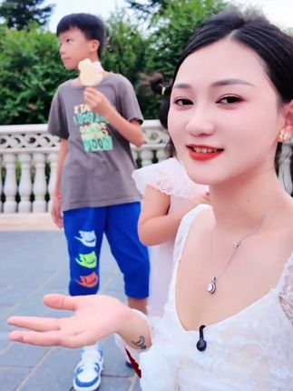 小舅舅和两个宝贝女儿玩的很开心。夏天出门一定要做好防晒,一年四季都要涂防晒霜,雅丽洁高倍防晒霜清爽不油腻,不搓泥不卡粉很自然,真的很好用#防晒 #防晒霜 #自用好物分享 #出门必备 #好物推荐🔥