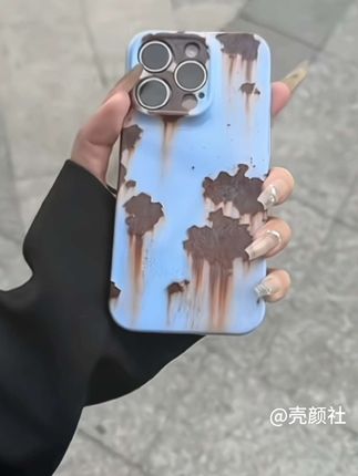 「磨旧的锈迹爬满边角,像藏着十年故事。复古做旧工艺,每一道斑驳都是时光吻痕。握在手里,是旧物的温度,更是不撞款的态度。」#做旧手机壳 #手机壳 #手机壳推荐 #别出心裁 #苹果手机壳