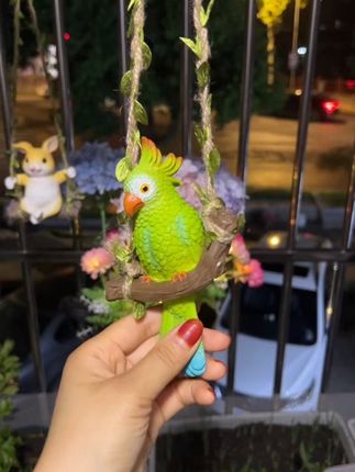 这是一款仿真秋千鹦鹉挂件鸟树枝工艺品,精致美观,非常适合作为花园、庭院或阳台的装饰品,其创意设计使其成为一份别具一格的小礼物,无论是送给亲朋好友还是自家摆放,都极具吸引力。