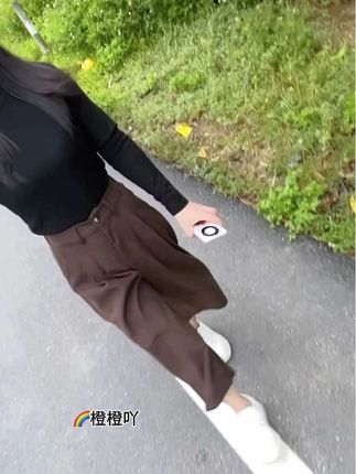 走着走着,天气就凉了,人生总有太多的来不及 时间走得太快,一眨眼就是一天,一回头就是一年 一转身就是一辈子,那些曾经的时光 委屈也好,快乐也罢,都已成为过去,只愿接下来的日子,平安健康、顺心如意~~~ #穿搭 #百搭裤子 #休闲裤 #秋冬穿搭 @抖音创作小助手 @抖+🔥热门dou+